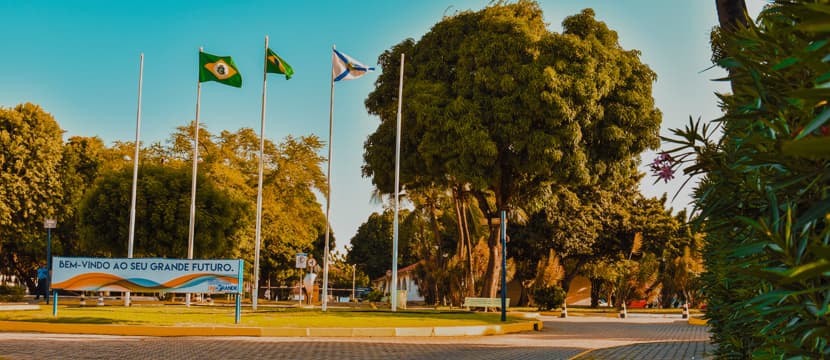 Imagem do campus da UNIGRANDE, representando o primeiro campus presencial